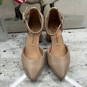 ANNE KLEIN
Ramal Block Heel Pump In Biscotti